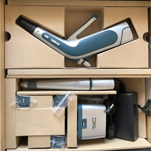 Kit de Obturación E&Q Master. Incluye: Pistola y Pen de obturación, 3 baterías recargables y su cargador, 2 cajas de gutapercha 1a serie, 1 caja de gutapercha no estandarizada, 1 caja de gutapercha en barra, 1 caja de agujas, 2 puntas cortadoras, 5 ais...